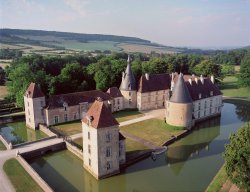 Vue aérienne du Château de Commarin {JPEG}